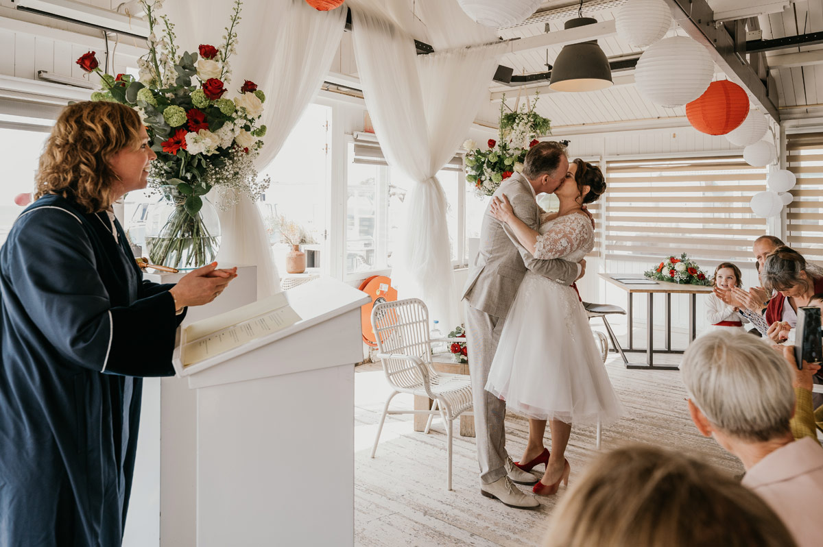 Adrienne_-trouwt_trouwambtenaar_1
