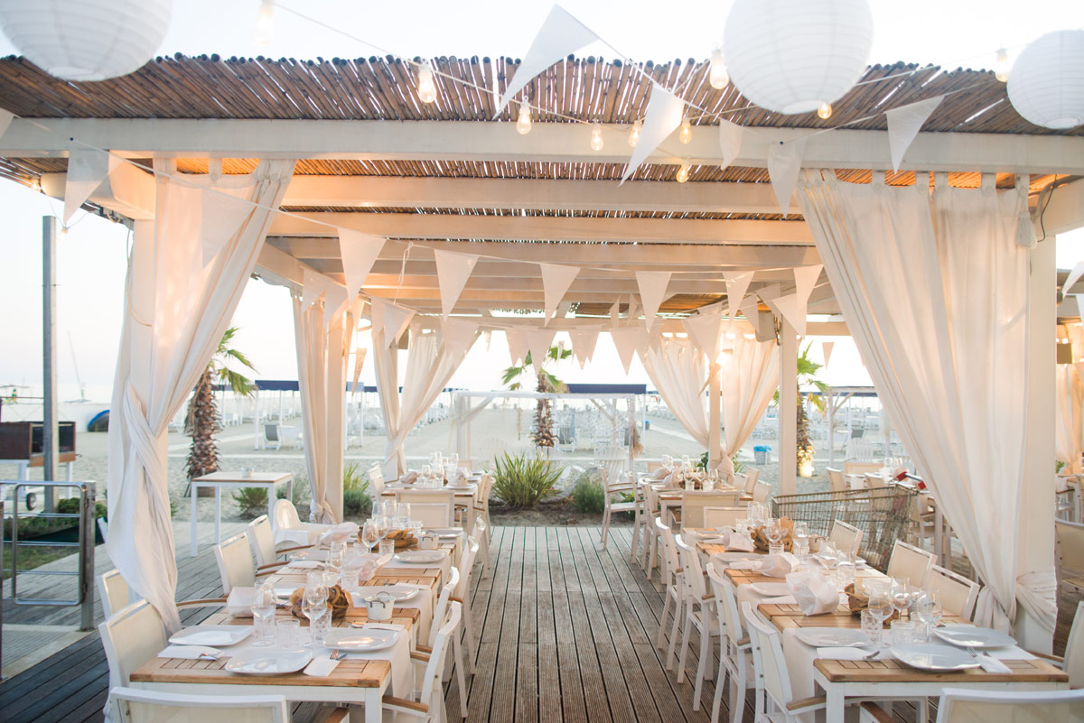 bruiloft-noord-holland-beachclub-met-stijlvolle-lounges